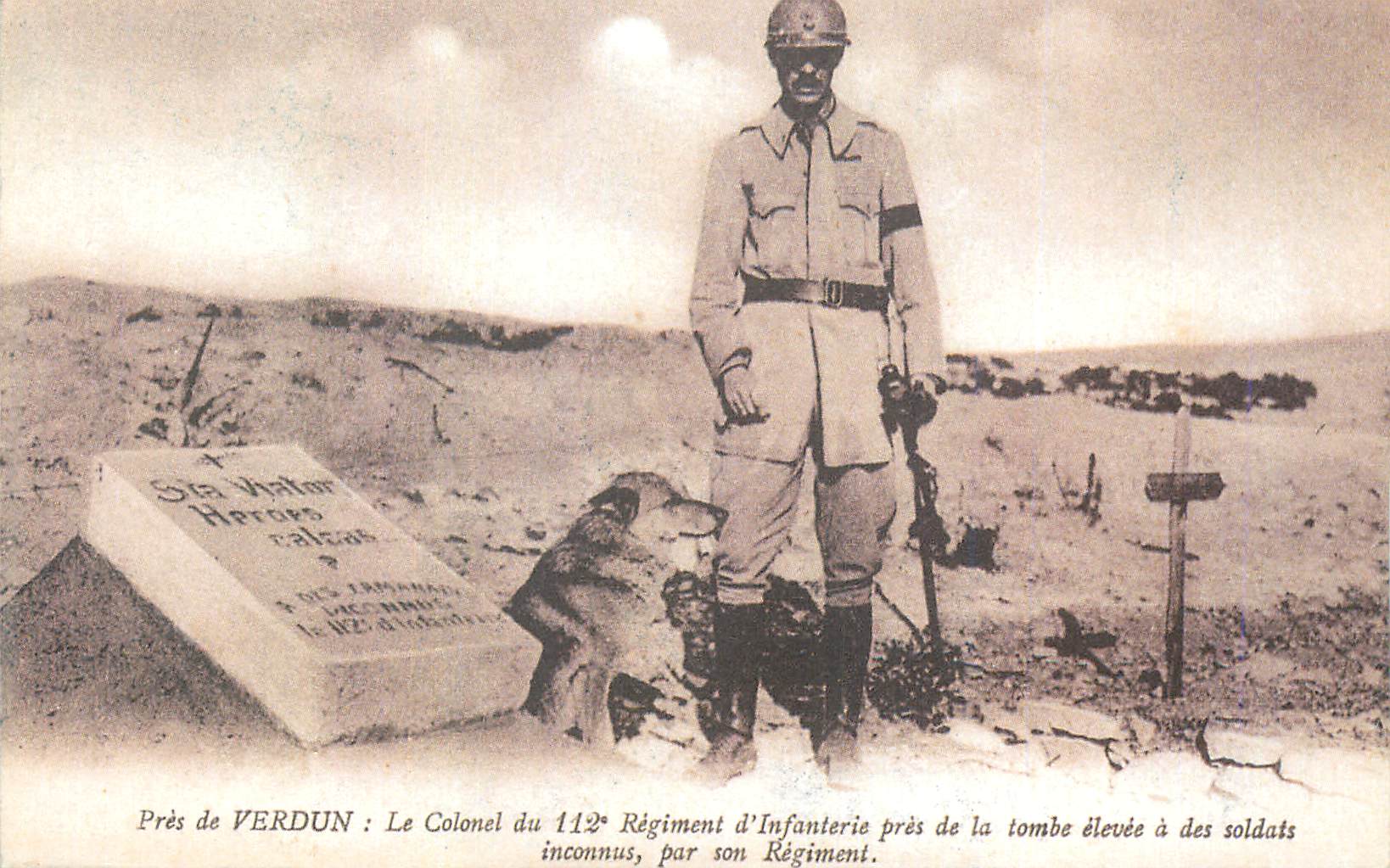 Près de VERDUN — Colonel du 112e Régiment d'Infanterie près d'une tombe élevée à des soldats inconnus — éditeur non visible